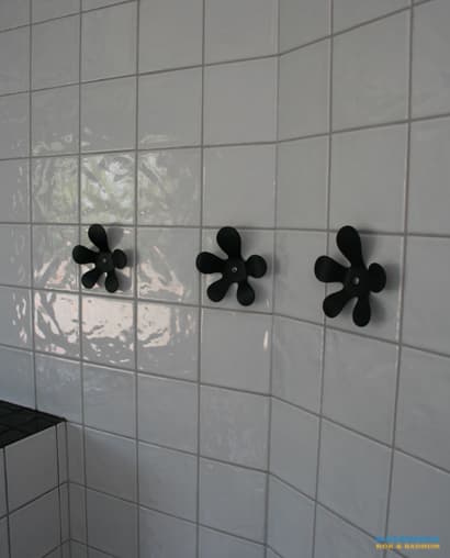 Klassiskt och modernt badrum med mönstrat klinker