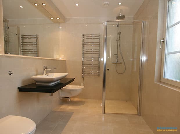 Nordiskt badrum med unik handfatsbänk