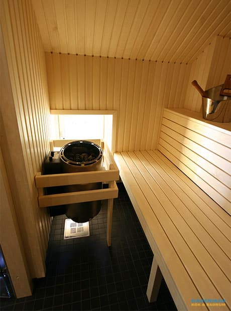 Kaxigt badrum med golvbelysning