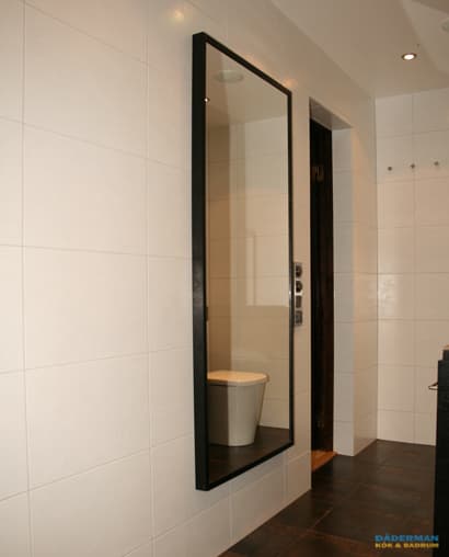 Exklusivt badrum med handfat i natursten