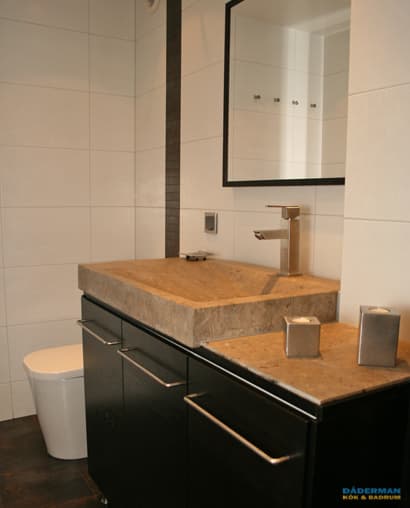 Exklusivt badrum med handfat i natursten