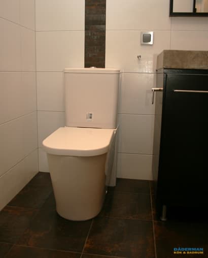 Exklusivt badrum med handfat i natursten