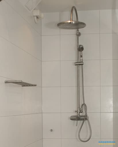 Exklusivt badrum med handfat i natursten