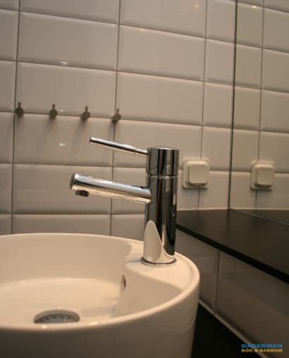 Stilrent badrum med tvättställ