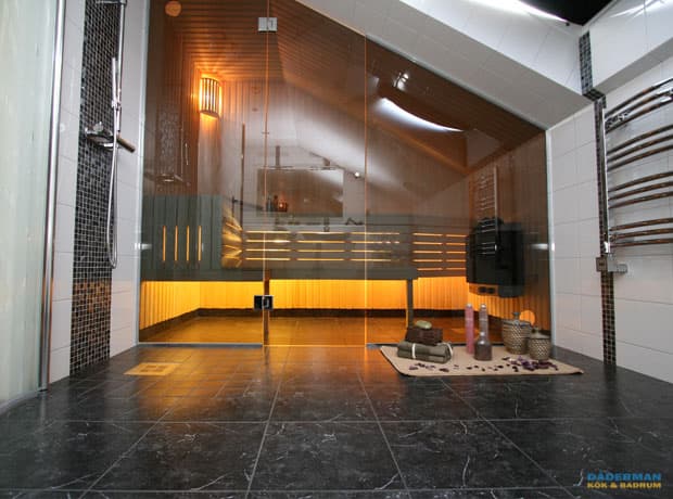 Unikt badrum med rymlig bastu