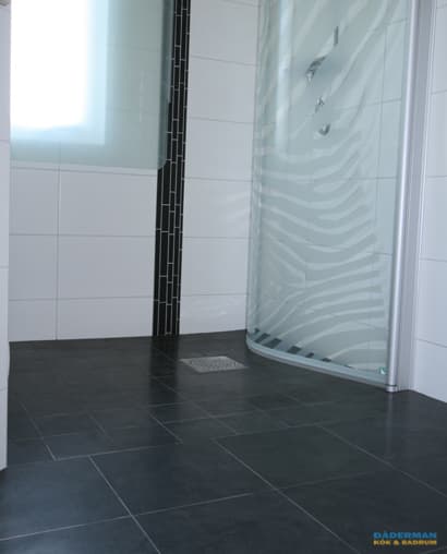 Lyxigt badrum med bastu