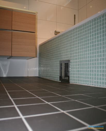 Badrum med blå mosaik och vitt kakel