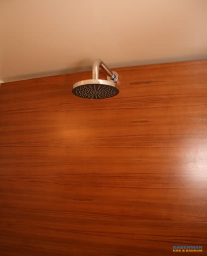 Badrum med träliknande inslag