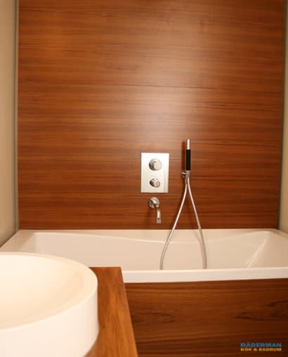 Badrum med träliknande inslag