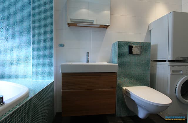 Badrum med inbyggd badplats i blågrön mosaik