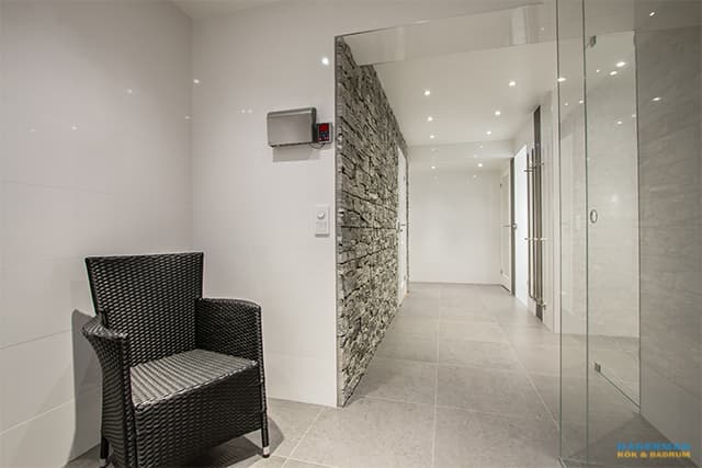 Modernt badrum med hemmaspa