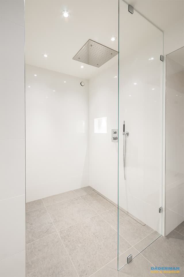 Modernt badrum med hemmaspa