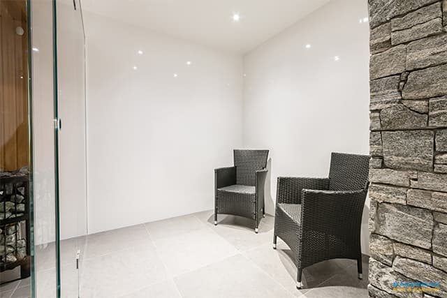 Modernt badrum med hemmaspa