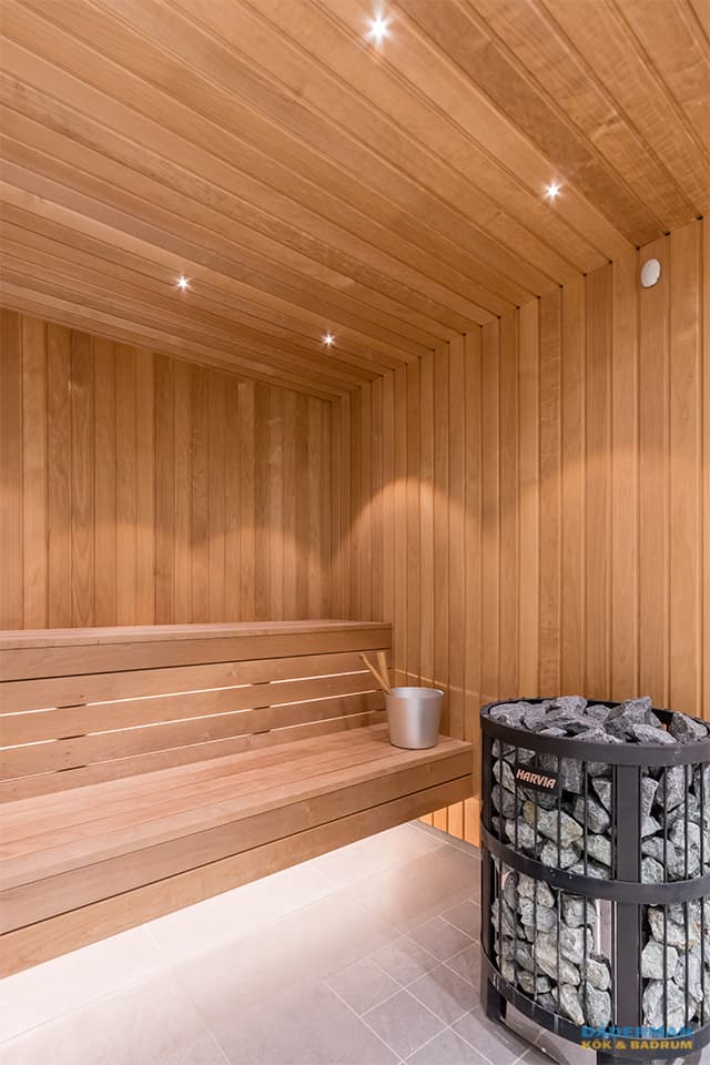 Modernt badrum med hemmaspa