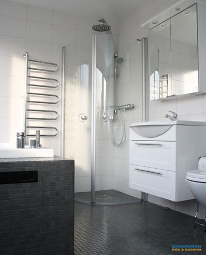 Inkaklat badkar och vägghängd toalett