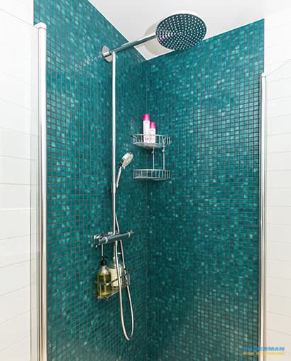 Ljust badrum med mörkblå mosaik