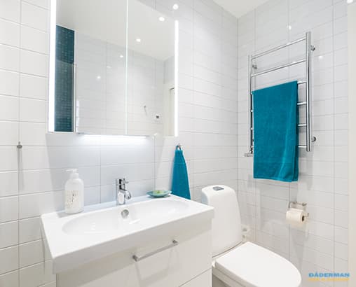 Ljust badrum med mörkblå mosaik