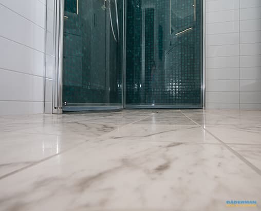 Ljust badrum med mörkblå mosaik