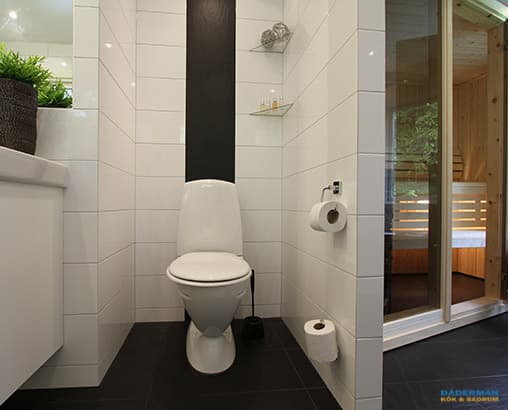 Badrum med glasblock och bastu