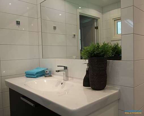 Badrum med glasblock och bastu