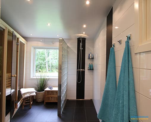 Badrum med glasblock och bastu