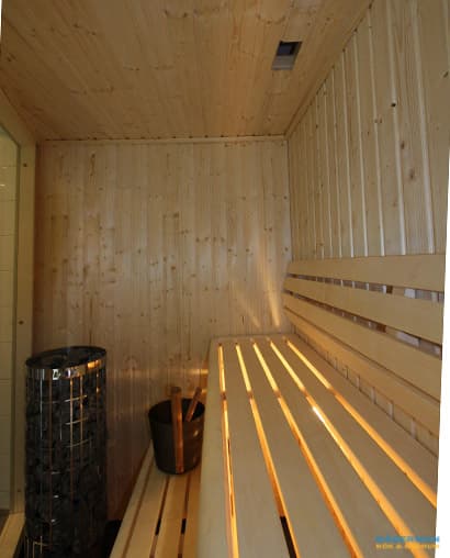 Badrum med glasblock och bastu