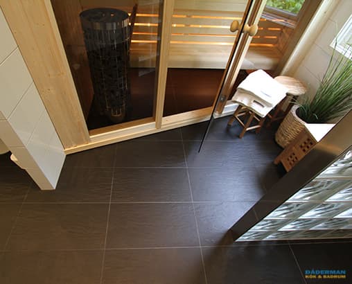 Badrum med glasblock och bastu