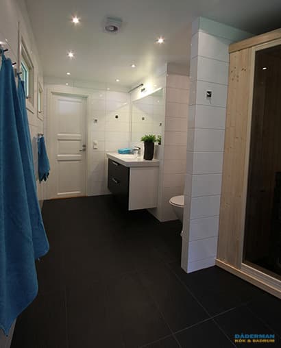 Badrum med glasblock och bastu