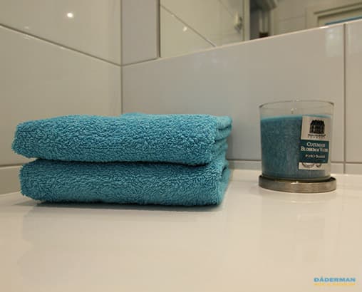 Badrum med glasblock och bastu