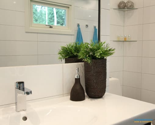 Badrum med glasblock och bastu