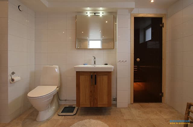 Badrum med inbyggt badkar