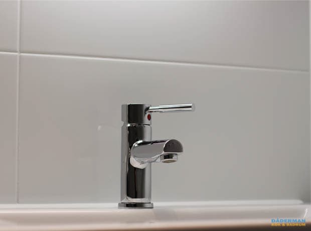 Badrum med svart mosaik