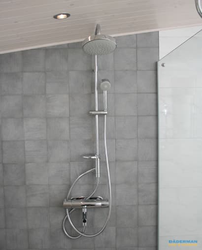 Fräscht badrum med vägghängd badrumsinredning