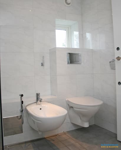 Fräscht badrum med vägghängd badrumsinredning