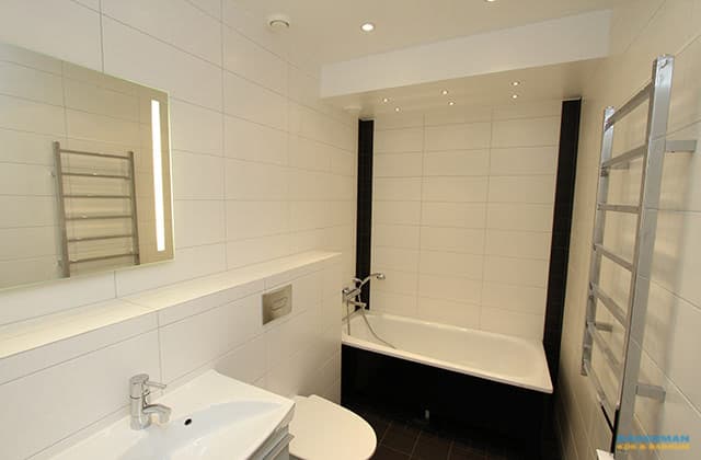 Modernt badrum med svart badkar