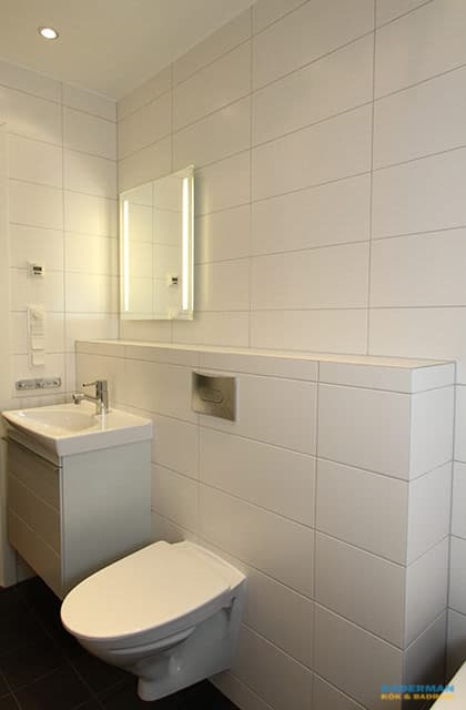 Modernt badrum med svart badkar