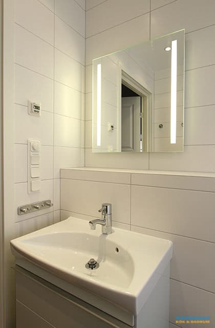 Modernt badrum med svart badkar