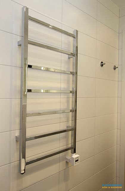 Modernt badrum med svart badkar