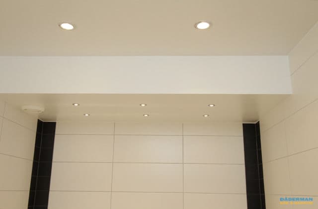 Modernt badrum med svart badkar