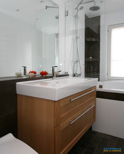 Badrum med ek kommod