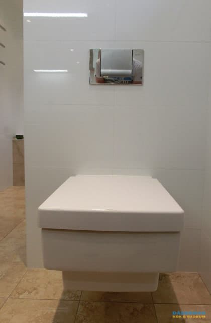 Designtoalett och inkaklat badkar