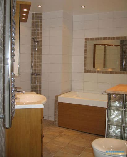 Badrum med sandfärgat kakel