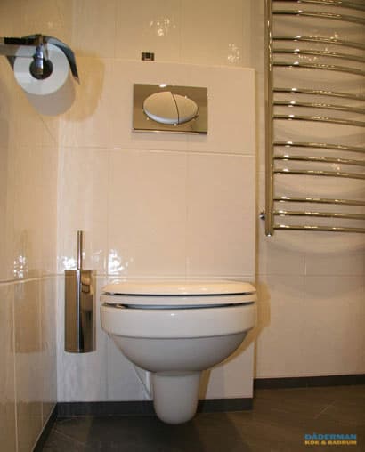 Modernt badrum med hörngolvbrun