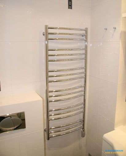 Modernt badrum med hörngolvbrun