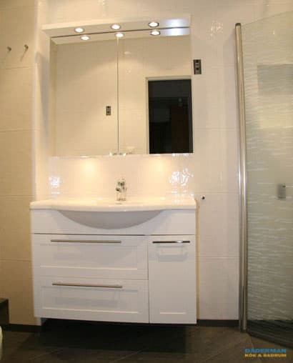 Modernt badrum med hörngolvbrun