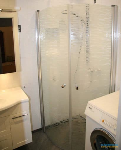 Modernt badrum med hörngolvbrun