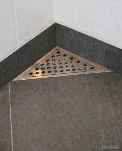 Modernt badrum med hörngolvbrun