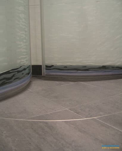 Modernt badrum med hörngolvbrun