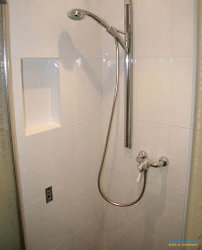 Modernt badrum med hörngolvbrun