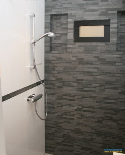 Badrum med fondvägg i grå mosaik